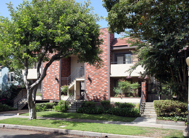 1207 N Columbus Ave in Glendale, CA - Building Photo - Building Photo