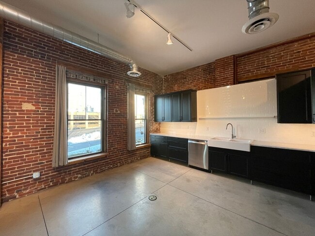 54 Old Granite St in Manchester, NH - Building Photo - Building Photo