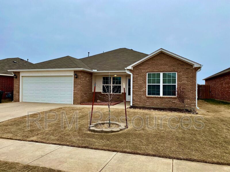 2908 Thompson Farm Ln in Yukon, OK - Building Photo