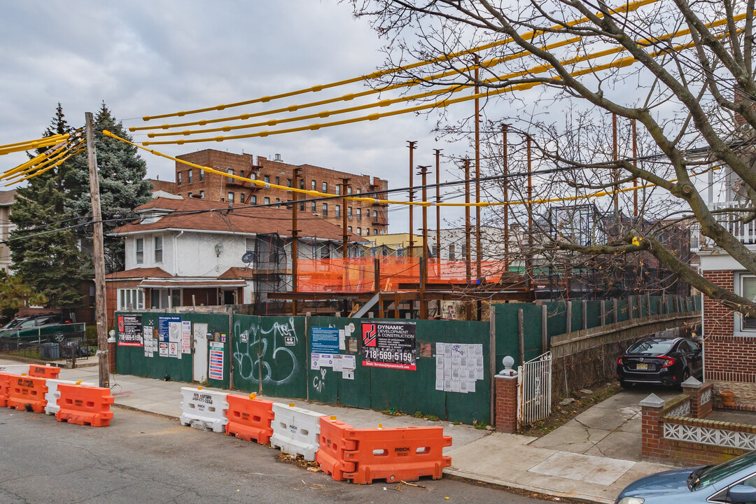 2033 E 17th St in Brooklyn, NY - Building Photo