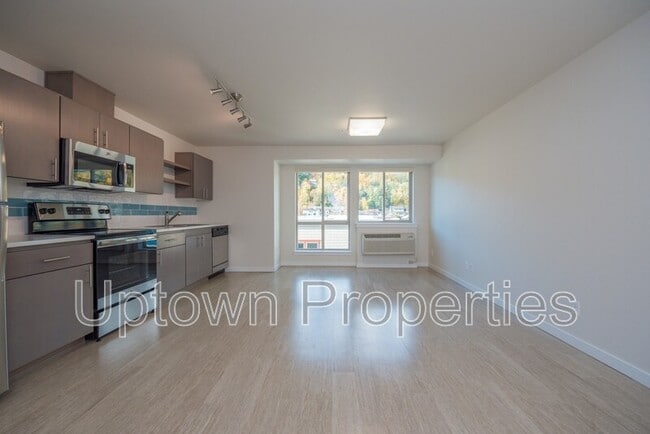 5885 S Macadam Ave in Portland, OR - Foto de edificio - Building Photo