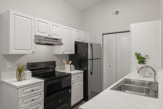 Oasis Naples in Naples, FL - Foto de edificio - Building Photo