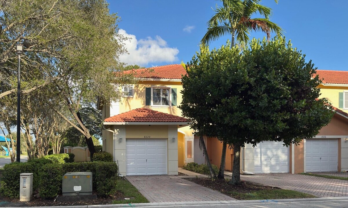 8320 Santa Monica Ave in Tamarac, FL - Building Photo