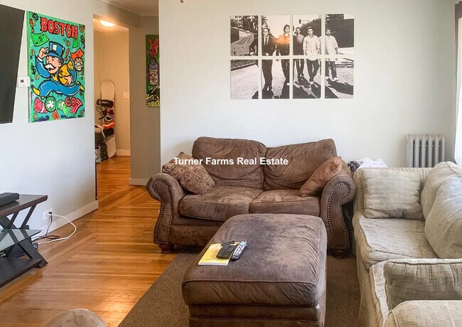 58 Buzzells Ln, Unit 1 in Medford, MA - Foto de edificio - Building Photo