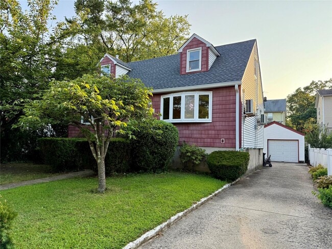 61 Juniper Rd in Port Washington, NY - Building Photo - Building Photo