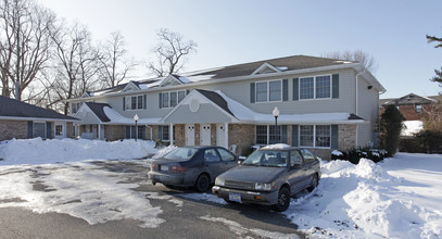 Shore Villas in Bay Shore, NY - Building Photo - Building Photo