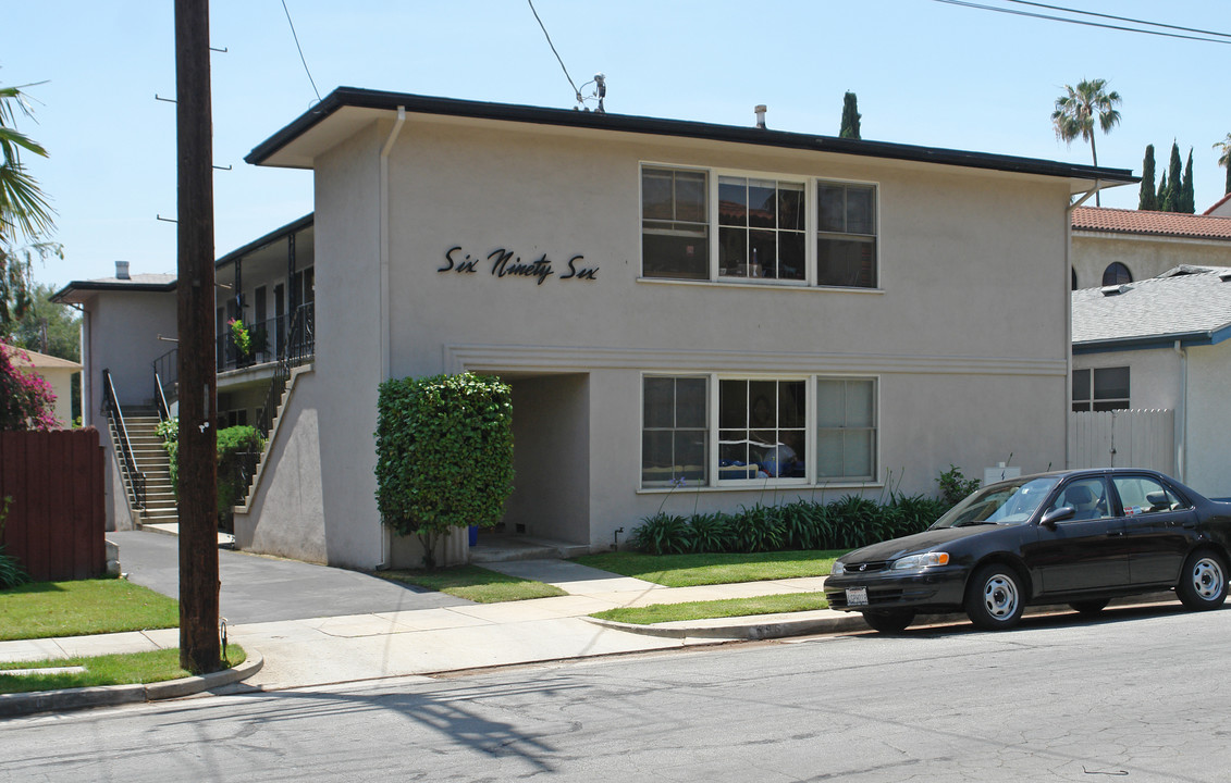 696 Mira Monte Pl in Pasadena, CA - Foto de edificio