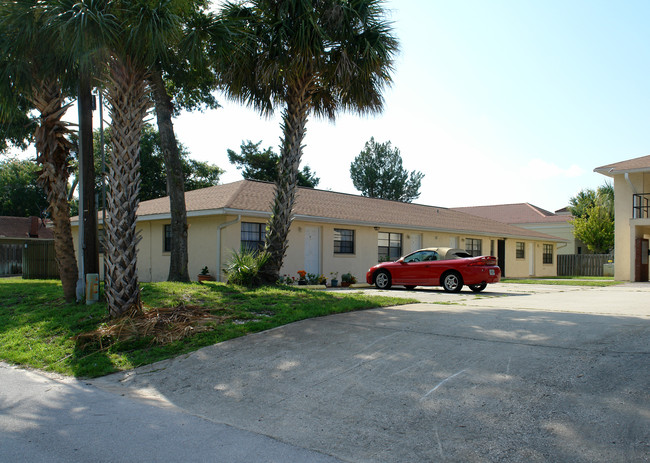 327-329 Orange Blossom Dr in Daytona Beach, FL - Foto de edificio - Building Photo