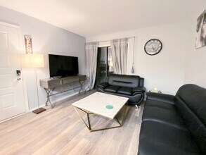 6900 Skillman St, Unit 102 in Dallas, TX - Building Photo - Building Photo