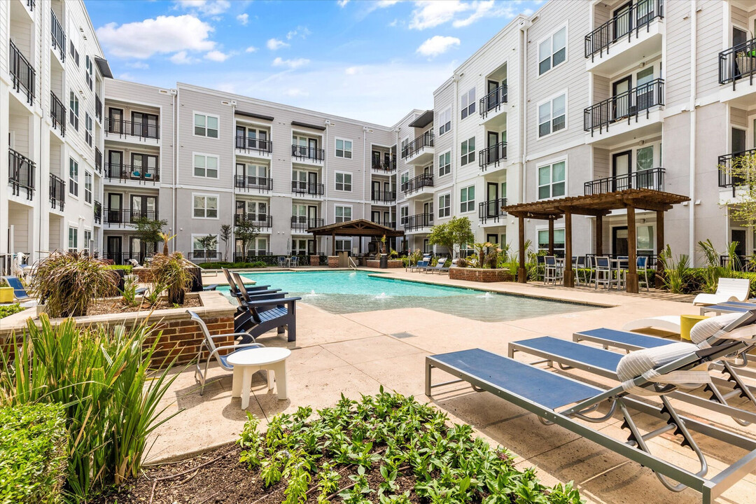 Lakeside Urban Center in Irving, TX - Foto de edificio