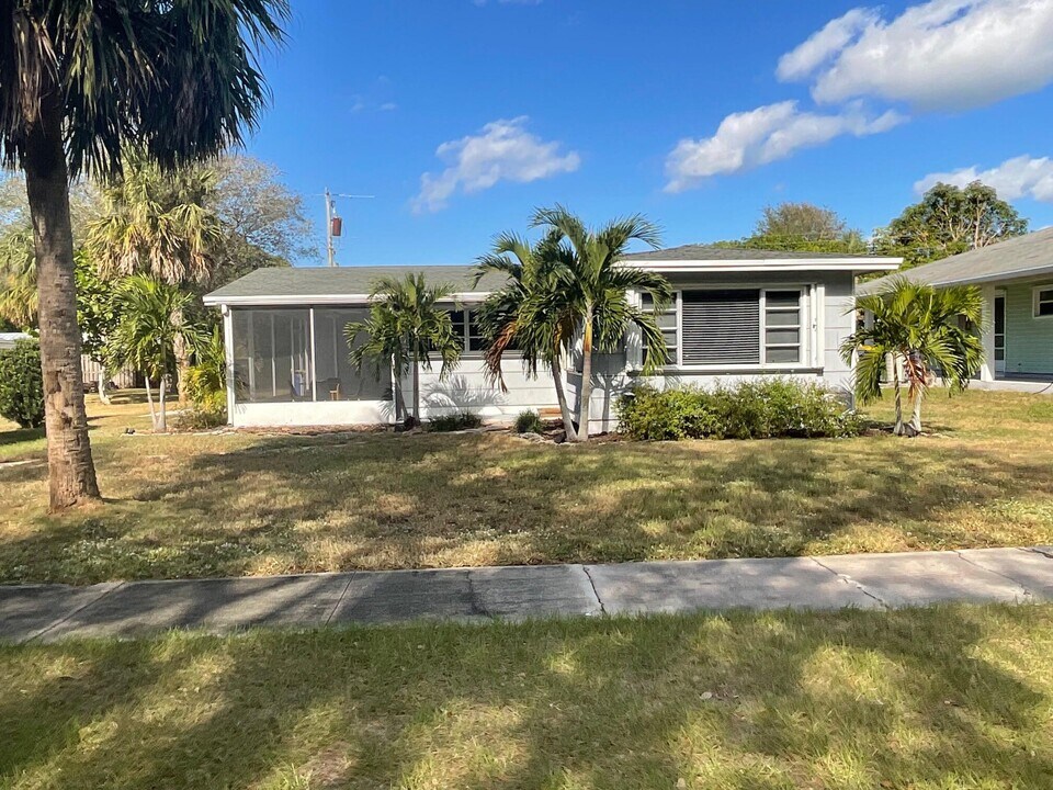 9053 SE Adonis St in Hobe Sound, FL - Building Photo