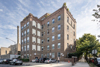 689 Fort Washington Ave in New York, NY - Building Photo - Building Photo