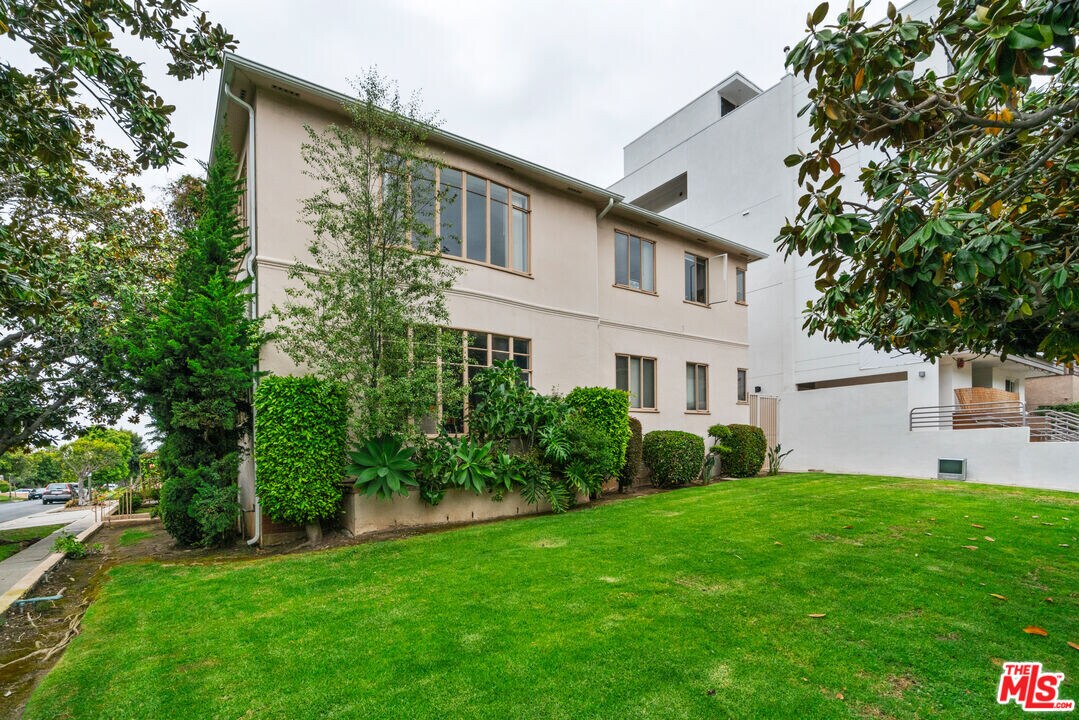 10303 Ilona Ave in Los Angeles, CA - Building Photo