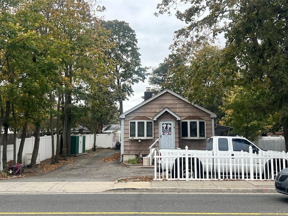 178 Commack Rd in Deer Park, NY - Building Photo