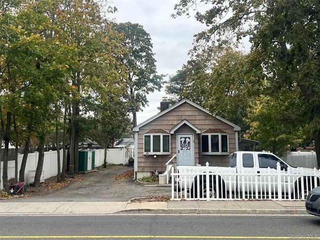 property at 178 Commack Rd