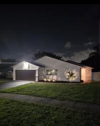 19949 NW 62nd Ave in Hialeah, FL - Foto de edificio - Building Photo