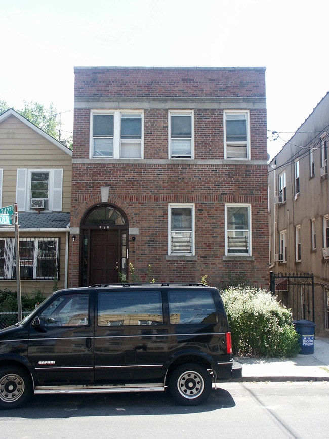 Walk-up Apartment in Bronx, NY - Building Photo - Building Photo