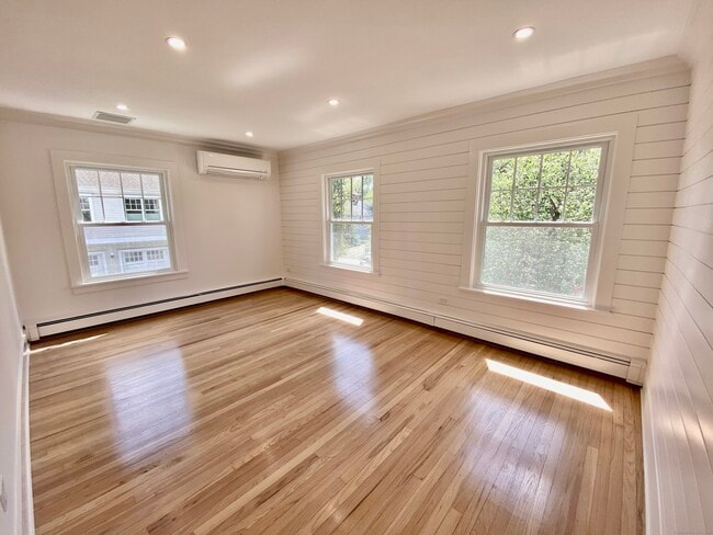 40 E Maple St in New Canaan, CT - Building Photo - Building Photo