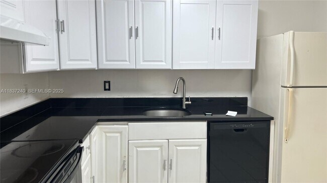 7001 Environ Blvd in Lauderhill, FL - Building Photo - Building Photo