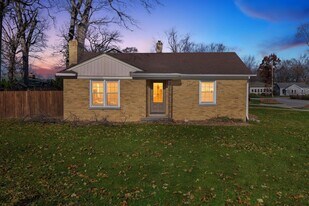 800 W Joliet St in Crown Point, IN - Building Photo