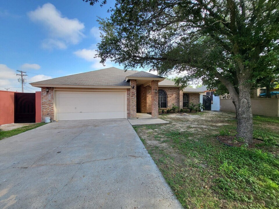 1202 Shiloh Dr in Laredo, TX - Building Photo