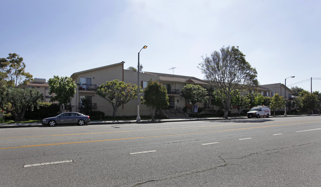 Sun Dial Barrington in Los Angeles, CA - Building Photo - Building Photo