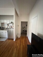 202 St Paul St, Unit 12 in Brookline, MA - Foto de edificio - Building Photo