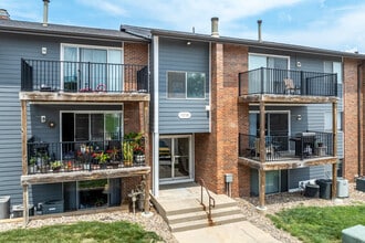 Country Club Village Apartments in West Des Moines, IA - Building Photo - Building Photo