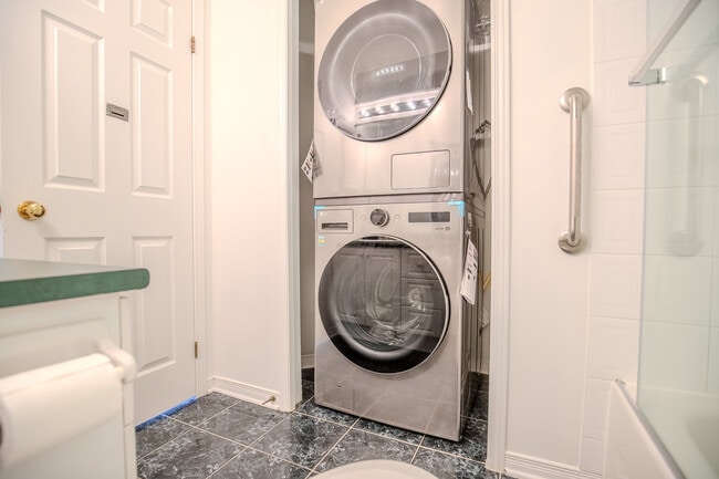 Cozy 3-Bed Townhouse in Hintonburg – Avail in Ottawa, ON - Building Photo - Building Photo