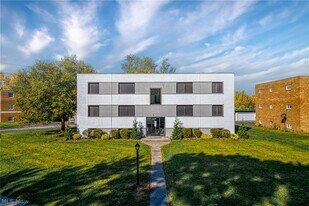 1673 Southbend Dr in Rocky River, OH - Building Photo