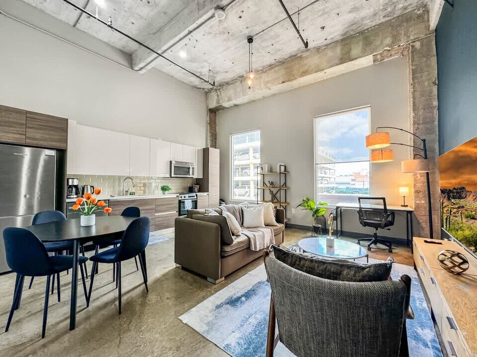 555 Evergreen St in Dallas, TX - Building Photo