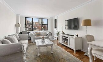 130 E 18th St in New York, NY - Building Photo