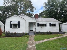 2002 Enolam Blvd SE in Decatur, AL - Building Photo