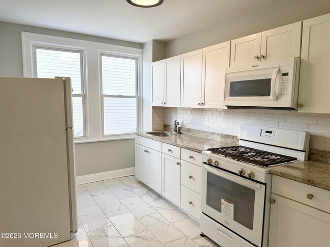 37 2nd Ave in Long Branch, NJ - Foto de edificio - Building Photo