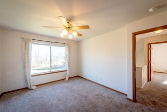 8679 Old Green Bay Rd in Pleasant Prairie, WI - Foto de edificio - Building Photo