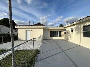 610 E 8th Ave in Hialeah, FL - Building Photo - Building Photo