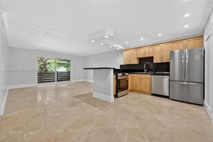 7477 SW 82nd St in Miami, FL - Building Photo
