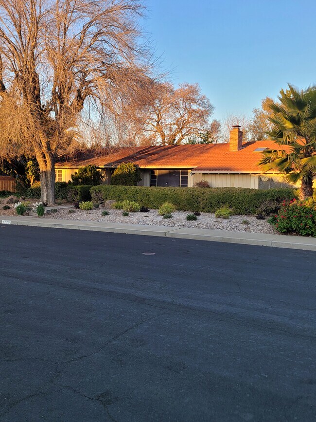 1726 Crescent Dr in Walnut Creek, CA - Foto de edificio - Building Photo