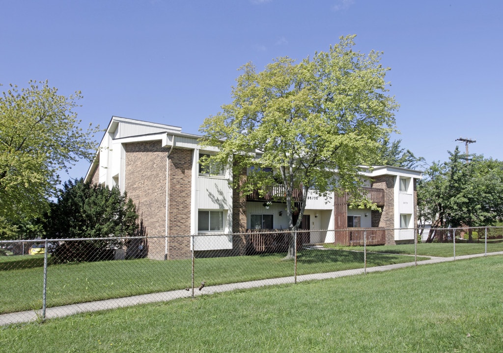 Ramsgate Square Apartments in Clinton Township, MI - Foto de edificio