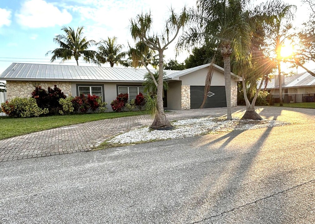 9366 SE River Terrace in Tequesta, FL - Building Photo