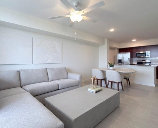 11240 Northwest Dr in Miami, FL - Foto de edificio - Building Photo