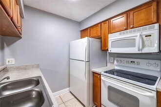 6211 Oak Cluster Cir in Tampa, FL - Building Photo - Building Photo