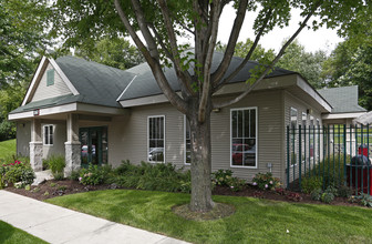 Promenade Oaks in Eagan, MN - Foto de edificio - Building Photo