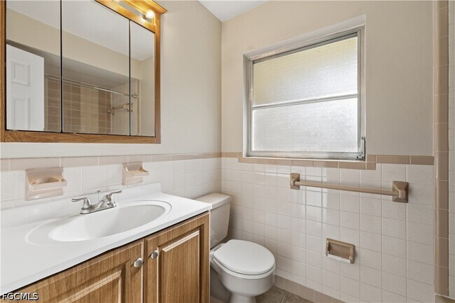 4652 Siesta Cir in Ft. Myers, FL - Building Photo - Building Photo