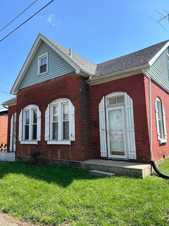 14 W J St in Belleville, IL - Building Photo
