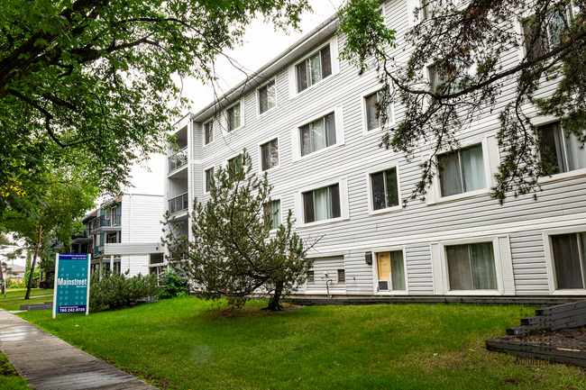 Pinewood Manor Apartments in Edmonton, AB - Building Photo - Building Photo