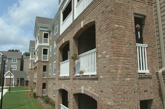 Victoria Place Apartments in Virginia Beach, VA - Foto de edificio - Building Photo