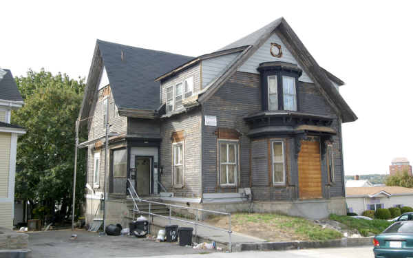 604 N Main St in Fall River, MA - Foto de edificio - Building Photo