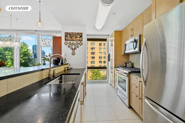 415 E Main St in New York, NY - Building Photo - Building Photo