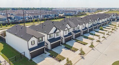 10515 Lancaster Frst Ln in Houston, TX - Foto de edificio - Building Photo